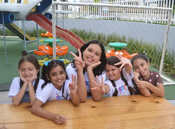 Crianças felizes brincando na colônia de férias da Escola Luz