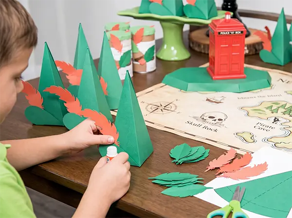 Criança fazendo craft em oficina