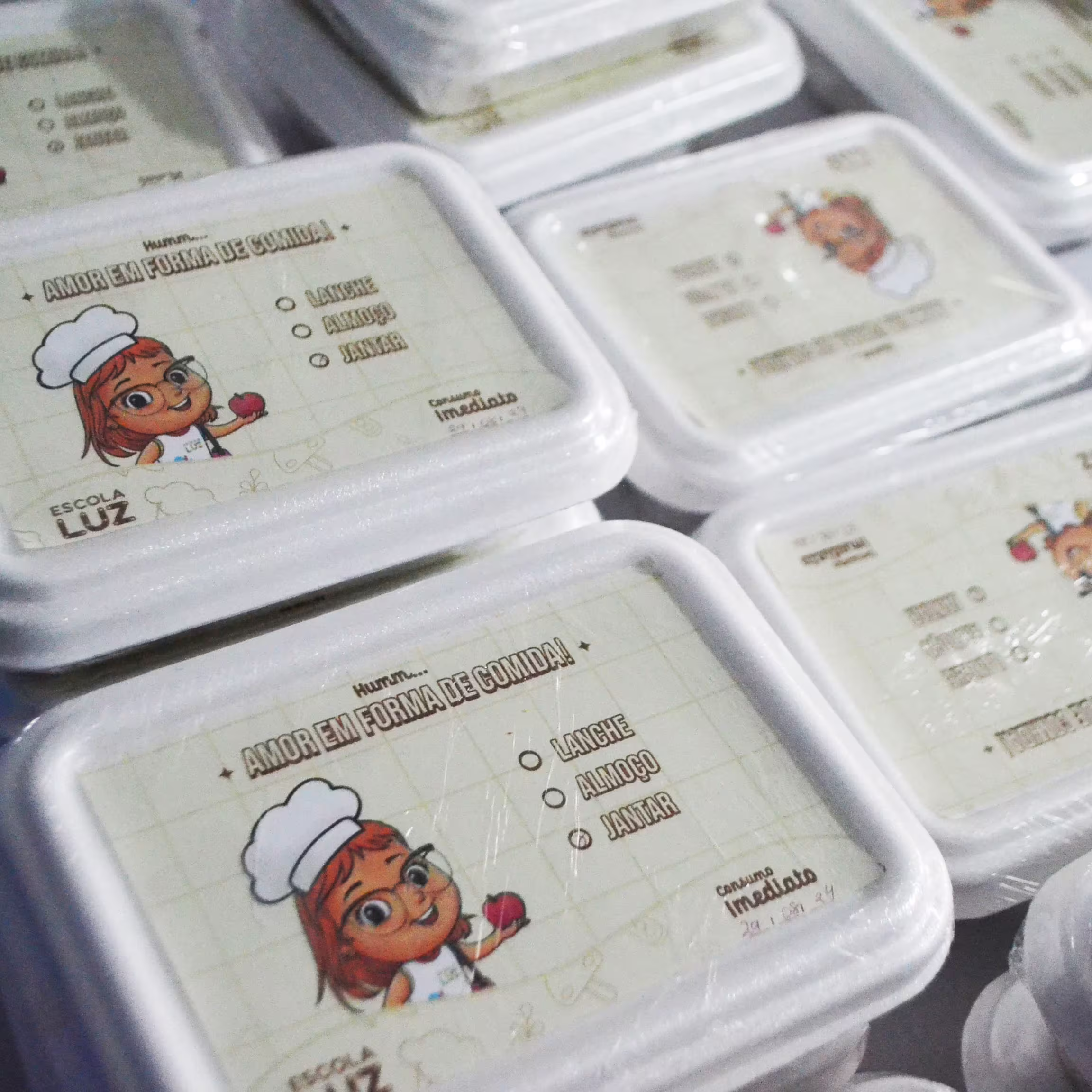 Imagem de embalagem personalizada da Escola Luz para a alimentação