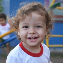 Criança ao ar livre na Escola Luz