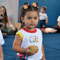 Professora brincando com bebê durante aula de musicalização na Escola Luz