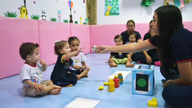 Bebês fazendo atividade em sala de aula na Escola Luz