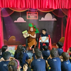 Mãe contando história e participando do projeto 'Clube da Leitura' da Escola Luz