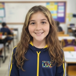 Aluna da Escola Luz feliz e realizada