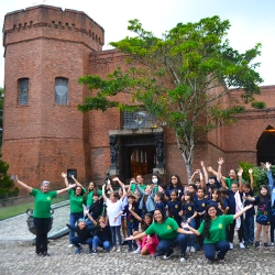 Alunos da Escola Luz visitando o Instituto Brennand durante o projeto 'Escola Luz pelo Mundo'