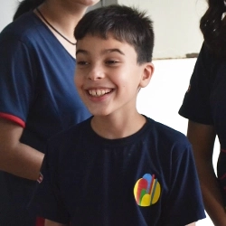 Aluno da Escola Luz feliz e realizado