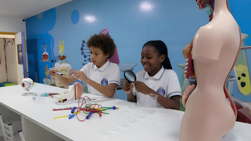 Alunos do 6º ano da Escola Luz fazem experiência durante aula em laboratório