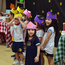 Crianças participando de projeto na Escola Luz