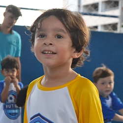 Criança participando da aula de Funcional Kids na Escola Luz