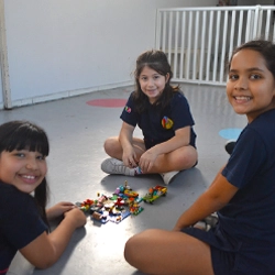 Alunas da Escola Luz brincando de montar durante o turno Integral