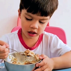 Aluno da Escola Luz se alimentando da refeição produzida na própria escola